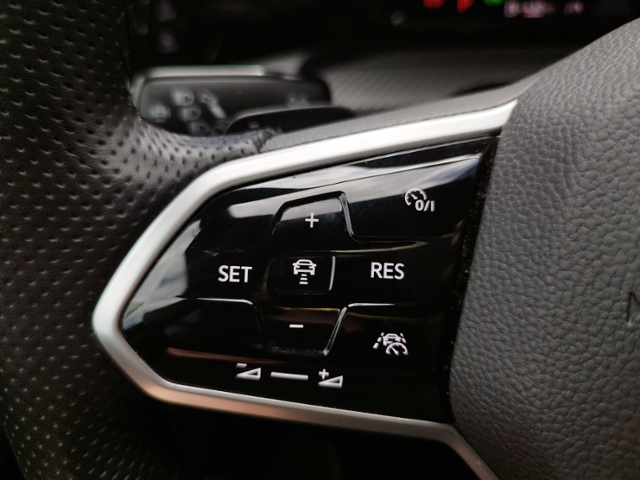 Golf VIII Variant R-Line 1.5 eTSI DSG BusinessP.