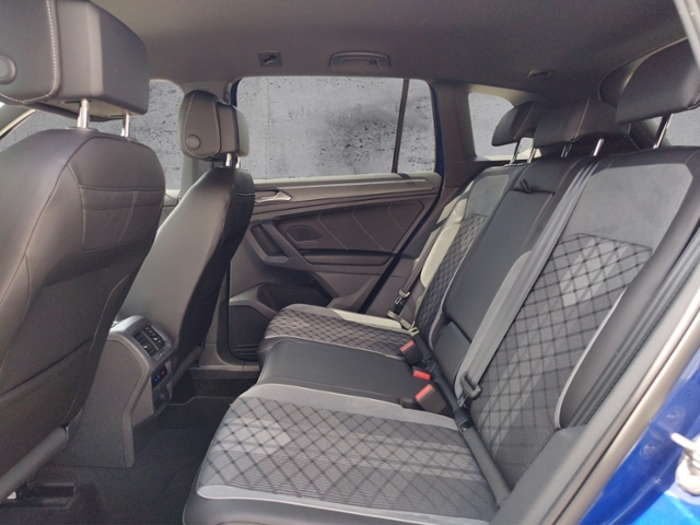 Tiguan R-Line 2.0TSI 4M DSG/AHK/Black/NAV/RFK/Ma