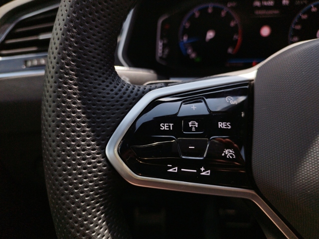 Tiguan R-Line 2.0TSI 4M DSG/AHK/Black/NAV/RFK/Ma