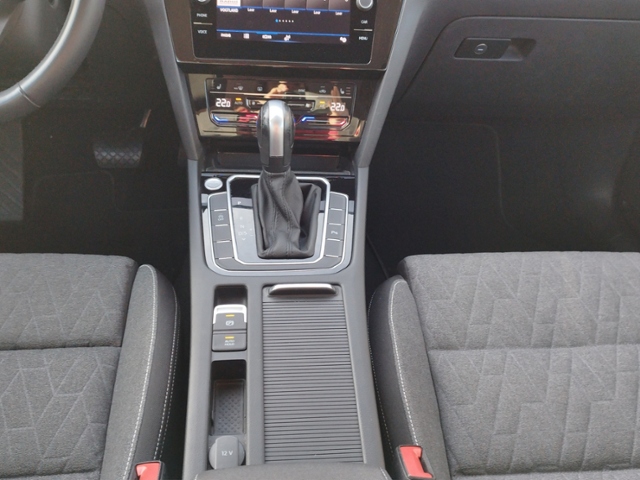 Passat Variant Business 2.0TDI DSG/AHK/Navi/SHZ/