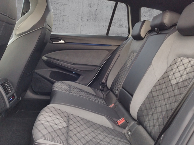 Golf VIII Variant R-Line 2.0 TSI DSG STH/IQ-LIGH