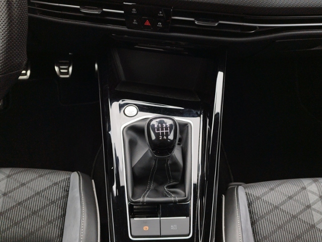 Golf VIII 1.5 TSI R-LINE LED/SHZ/KLIMA/ALU