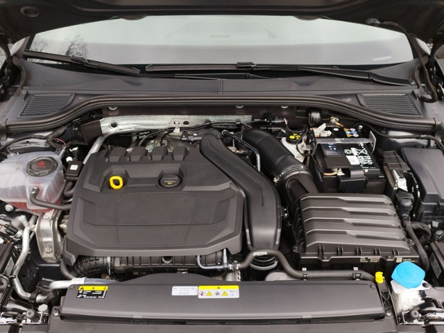 Golf VIII 1.5 TSI R-LINE LED/SHZ/KLIMA/ALU