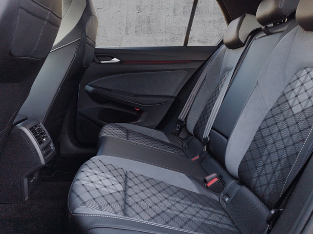 Golf VIII 2.0 TSI DSG R-LINE LIGHTASSIST/RFK/SHZ