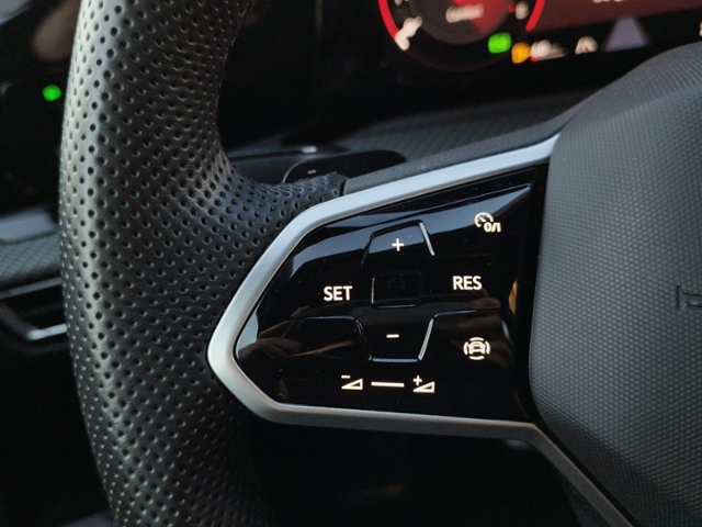 Golf VIII 2.0 TSI DSG R-LINE LIGHTASSIST/RFK/SHZ