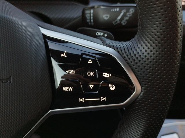 Golf VIII 2.0 TSI DSG R-LINE LIGHTASSIST/RFK/SHZ