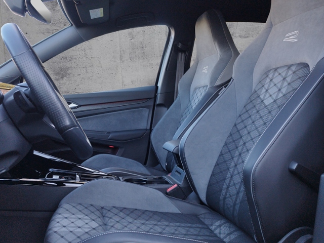 Golf VIII 2.0 TSI DSG R-LINE LIGHTASSIST/RFK/SHZ