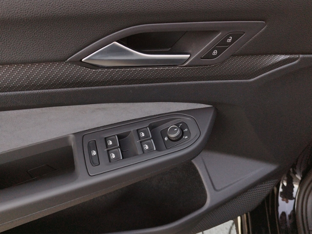 Golf VIII 2.0 TSI DSG R-LINE LIGHTASSIST/RFK/SHZ