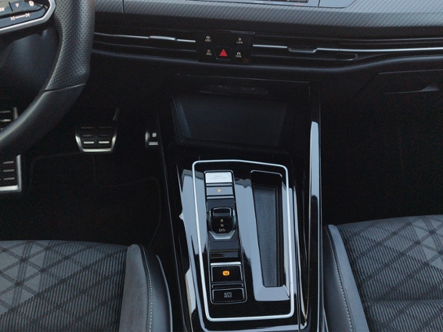 Golf VIII Variant 1.5 eTSI DSG R-LINE DCC/PANO