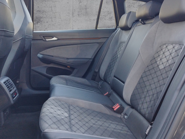 Golf VIII Variant 1.5 eTSI DSG R-LINE DCC/PANO