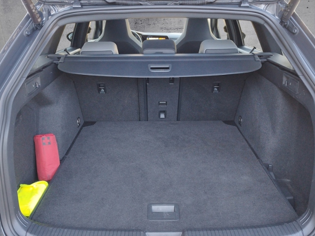 Golf VIII Variant 1.5 eTSI DSG R-LINE DCC/PANO