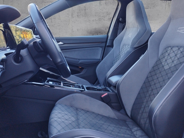 Golf VIII Variant 1.5 eTSI DSG R-LINE DCC/PANO
