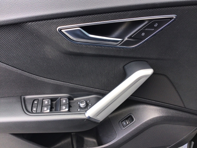 Q2 35 TFSI S-tron S-LINE EL.HECKKL./LEDER