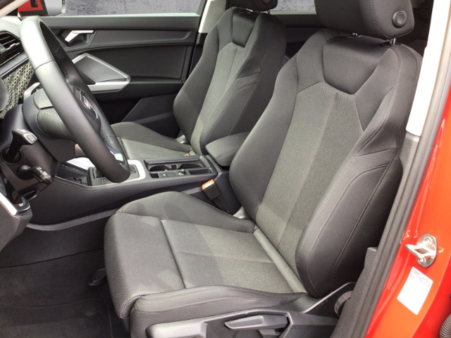 Q3 advanced 35 TFSI S-tron AHK/ACC/AMBIENTE