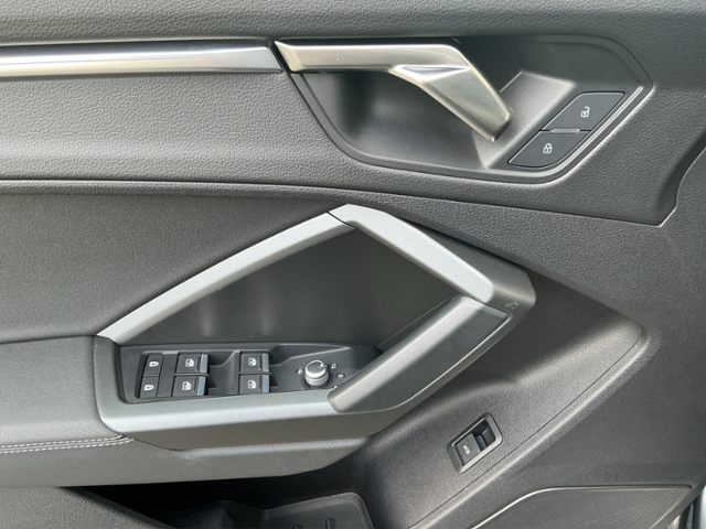 Q3 45TFSI quat. S-tron S-LINE LED/PANO/RFK/ACC
