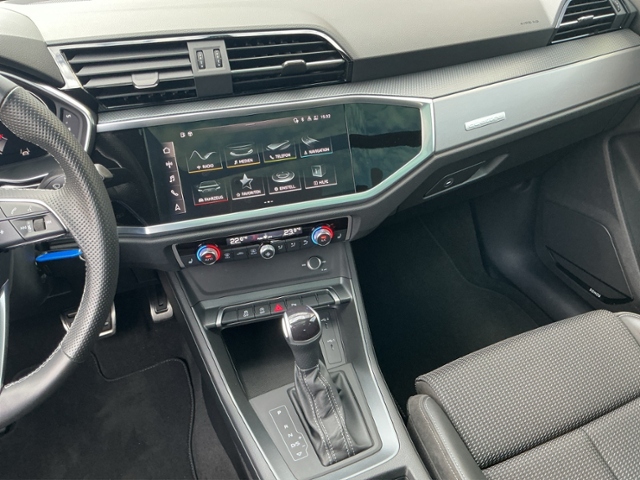 Q3 45TFSI quat. S-tron S-LINE LED/PANO/RFK/ACC