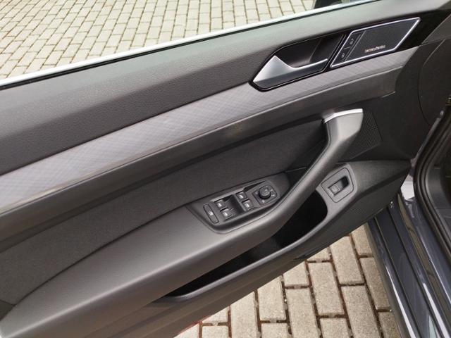 Passat Variant Business 2.0TDI DSG R-line/Navi/C