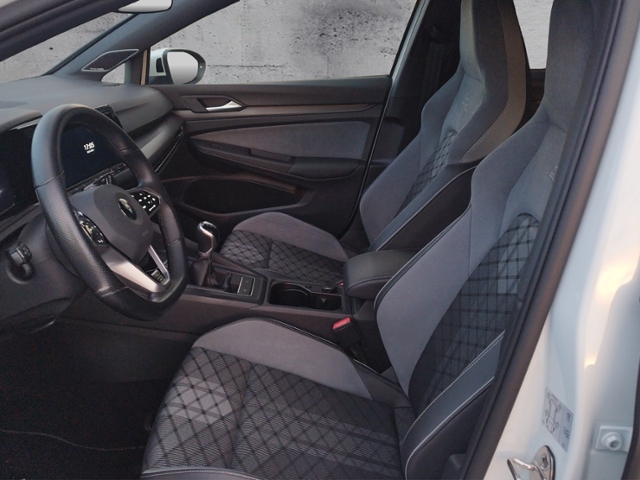 Golf VIII Variant R-Line 1.5 TSI STH/NAV/H&K/PAN