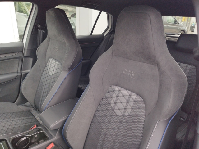 Golf VIII 2.0 TDI DSG R-LINE BLACK/LED+