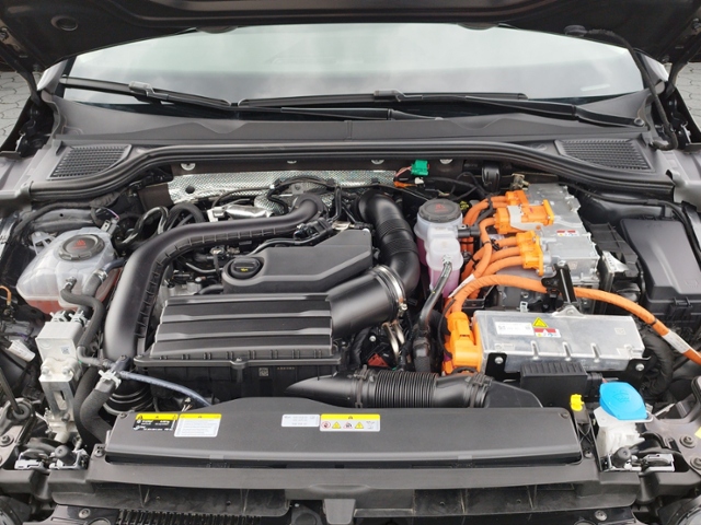 Golf VIII Life 1.5TSIeHybrid DSG 5JG/RFK/LED/ACC