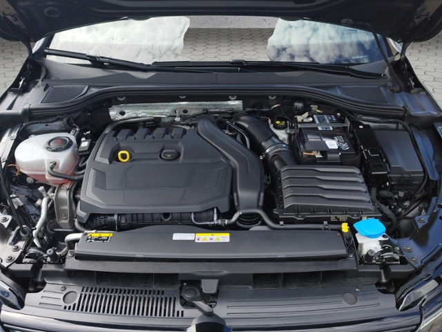 Golf VIII Variant 1.5 TSI R-LINE AHK/PANO/MATRIX