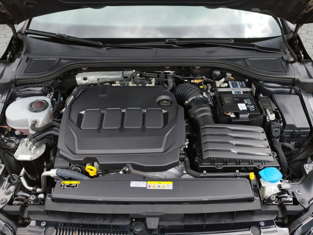 Golf VIII Variant 2.0 TDI DSG R-LINE LED+/ACC