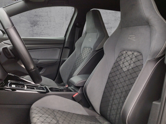 Golf VIII Variant 2.0 TDI DSG R-LINE LED+/ACC