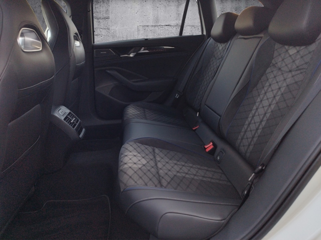 Passat R-Line 1,5 l eHybrid OPF 130 kW (177 PS) 